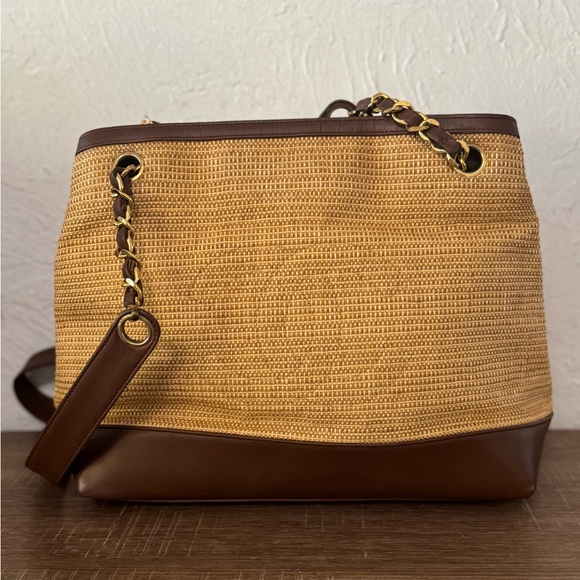 Very Rare CHANEL Chain Leather and Straw Tote - Picture 4 of 12